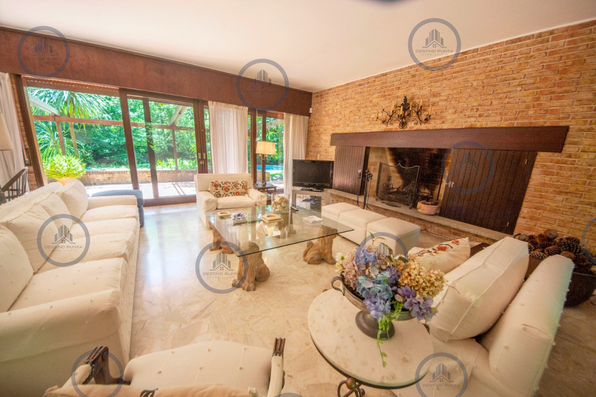 Casa ID.2367 - Magnifica casa en venta de 4 dormitorios mas apartamento de huespedes y piscina en playa Mansa