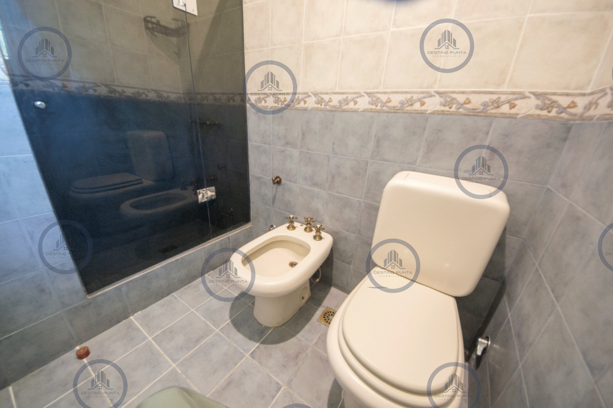 Casa ID.2367 - Magnifica casa en venta de 4 dormitorios mas apartamento de huespedes y piscina en playa Mansa