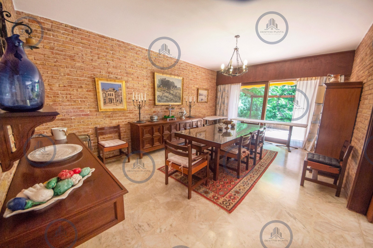 Casa ID.2367 - Magnifica casa en venta de 4 dormitorios mas apartamento de huespedes y piscina en playa Mansa