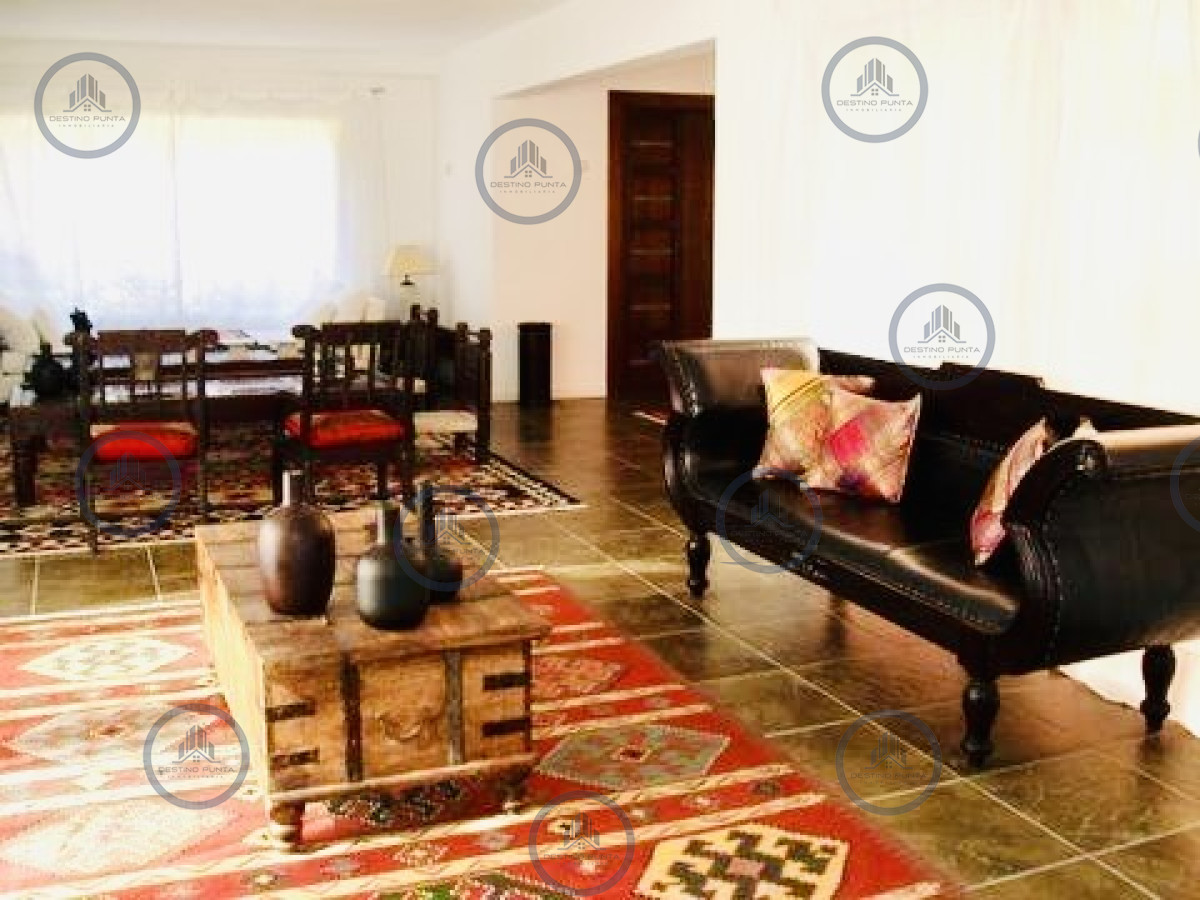 Casa ID.2822 - Casa en barrio privado Laguna Blanca 5 dormitorios más dependencia con piscina 