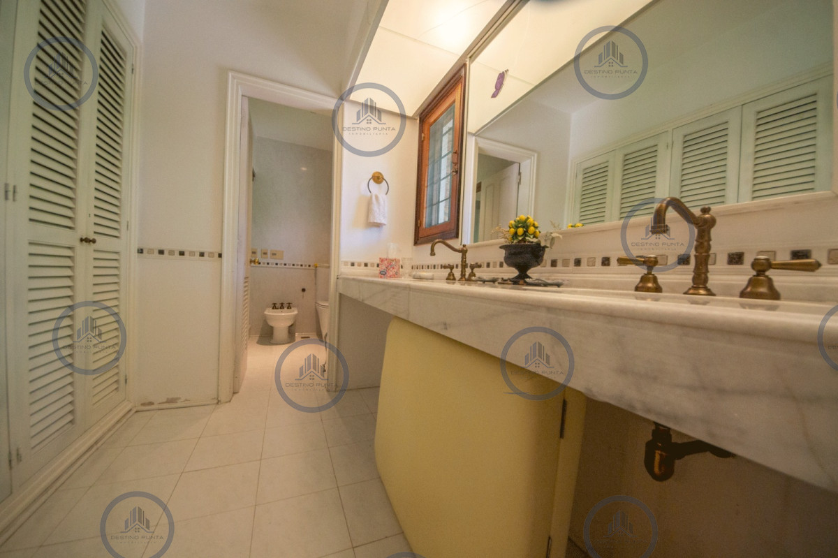 Casa ID.2367 - Magnifica casa en venta de 4 dormitorios mas apartamento de huespedes y piscina en playa Mansa