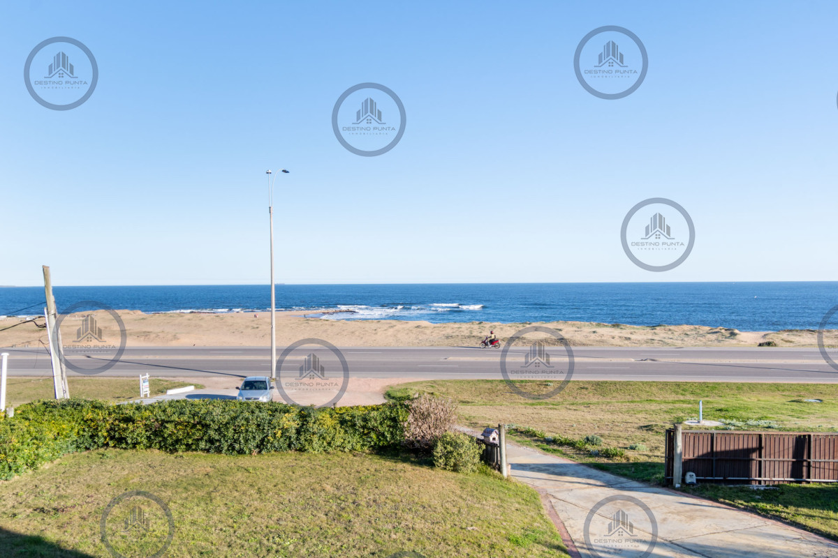Casa ID.399 - Espectacular Casa de 4 Dormitorios Frente al Mar - Punta del Este