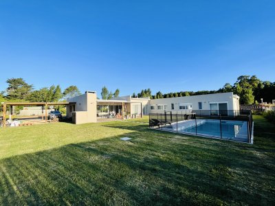 Moderna Casa de 4 Dormitorios, Piscina Climatizada y Parrillero en Punta Ballena, Barrio Semi Privado