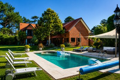 Exclusiva casa en Beverly Hills, Punta del Este, 5 Dormitorios, Piscina, Parrillero y Gran Parque