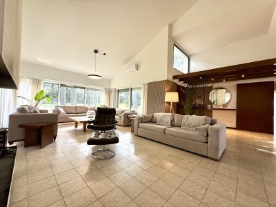 Casa en alquiler de temporada con 4 suites más dependencia en 4500 m2 piscina y parrillero 