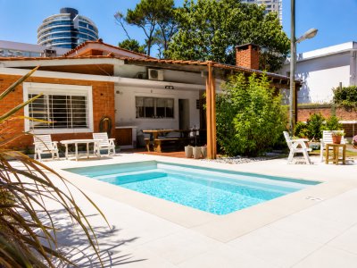 Casa de 4 Dormitorios, Parrillero y Piscina Climatizada, a minutos de Playa Mansa y Playa Brava