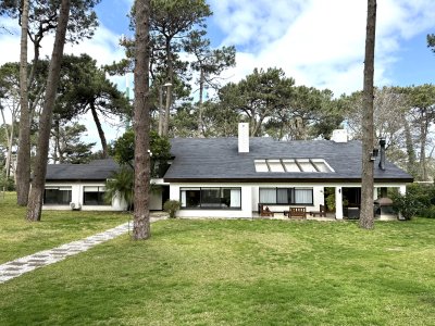 Casa en alquiler de temporada con 4 suites más dependencia en 4500 m2 piscina y parrillero 