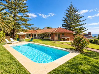 Excelente Casa de 4 Dormitorios, Piscina Climatizada y Barbacoa a una cuadra del Mar, Playa Mansa