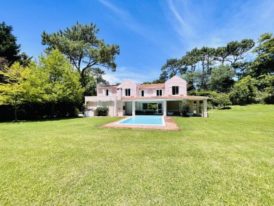 Excelente Casa de 4 Dormitorios en Playa Brava, Punta del Este