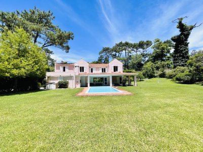 Excelente Casa de 4 Dormitorios en Playa Brava, Punta del Este