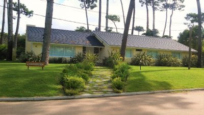 Casa de 4 Dormitorios en Punta del este en Playa Mansa a Pocas Cuadras del Mar