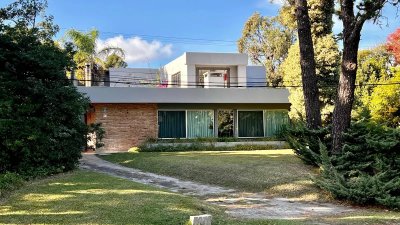 Amplia Casa solida de 4 Dormitorios y Dependencia en venta Barrio Pinares, Punta del Este