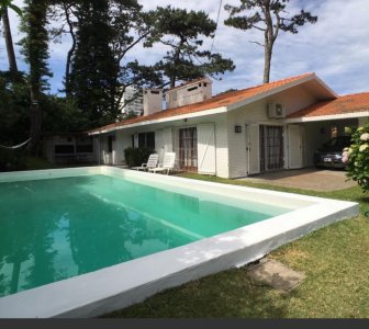 Casa de 3 Dormitorios y Piscina a pocos metros del mar en Playa Mansa, Venta
