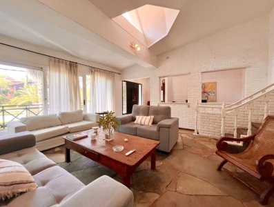 Cómoda Casa de 5 Dormitorios, Parrillero y Gran Jardín en San Rafael, Punta del Este