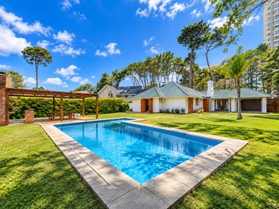 Alquiler temporario de casa de tres dormitorios con piscina en Barrio Lugano a pasos de Punta Shopping, Punta del Este