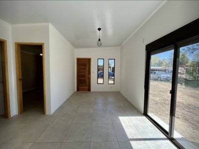 Casa en venta a estrenar de 2 dormitorios cerca del Arroyo en El Tesoro, La Barra