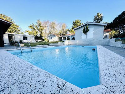 Espectacular Casa Moderna de 5 Dormitorios con Piscina Climatizada y Barbacoa en Alquiler de Temporada, Punta del Este