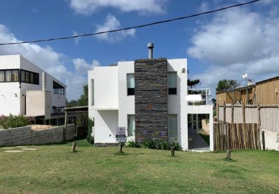 Venta de casa minimalista de tres dormitorios en Altos de Punta Piedras, Manantiales