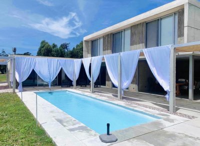 Moderna Casa de 4 Dormitorios y Piscina Climatizada en Barrio Privado, Punta del Este