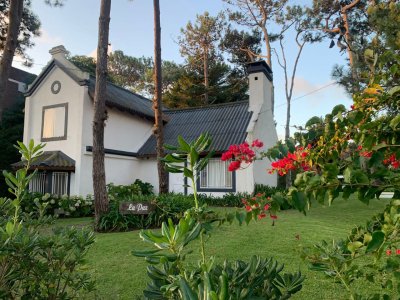 Casa de 3 Dormitorios más Dependencia y Piscina, en Aidy Grill Punta del Este, Ubicada a pasos del Mar