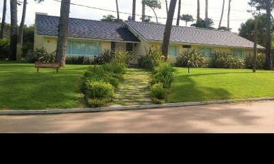 Moderna Casa de 4 Dormitorios en Playa Mansa a Pocas Cuadras del Mar