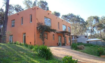 Venta y alquiler de gran casa de cuatro dormitorios en Laguna Blanca Barrio Privado de Manantiales