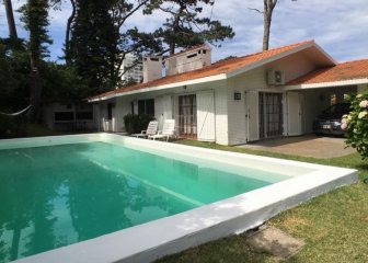 Casa de 3 Dormitorios y Piscina a pocos metros del mar en Playa Mansa, Venta