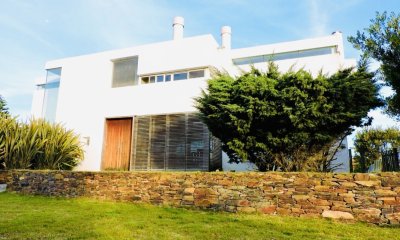 Excelente casa minimalista a pasos de la playa en Punta piedras, manantiales