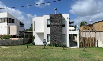 Venta de casa minimalista de tres dormitorios en Altos de Punta Piedras, Manantiales