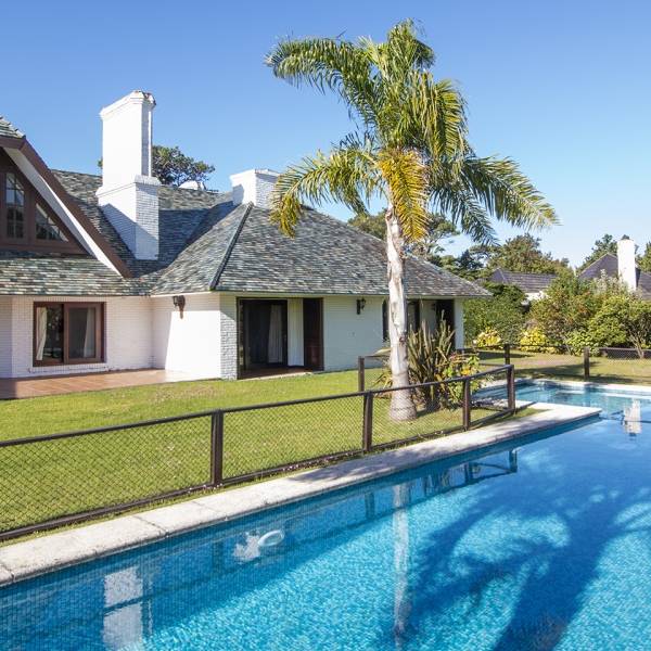 Venta de Casa de 4 Dormitorios y Piscina con gran parque en Playa Mansa, Punta del Este