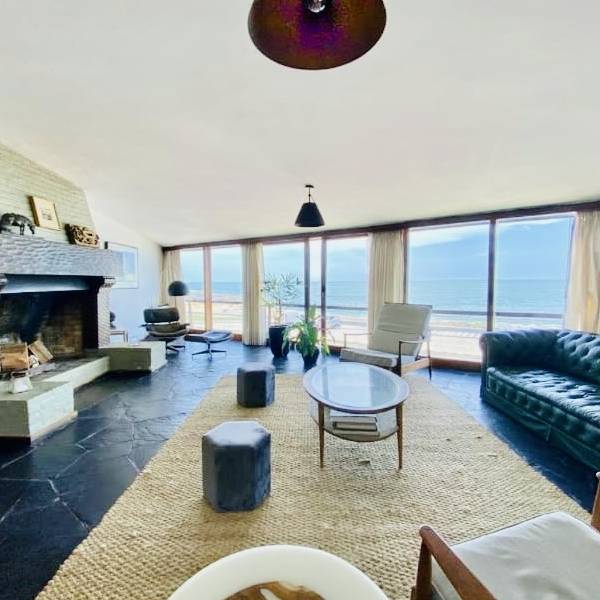 Gran Casa en Venta sobre el Mar de 5 Dormitorios y Dependencia en Península, Punta del Este