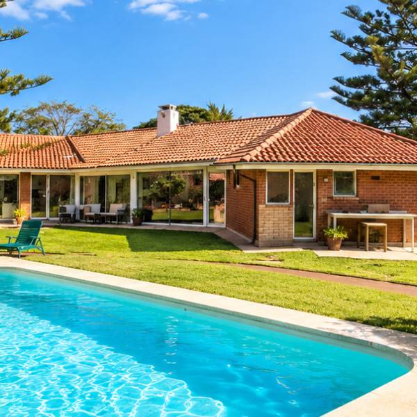 Excelente Casa de 4 Dormitorios, Piscina Climatizada y Barbacoa a una cuadra del Mar, Playa Mansa