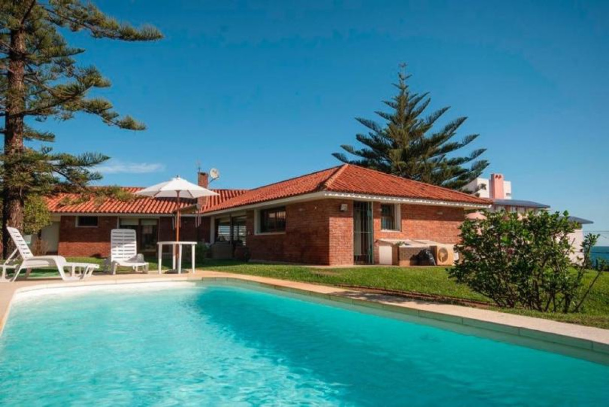 Excelente Casa de 4 Dormitorios y Piscina a una Cuadra del Mar 