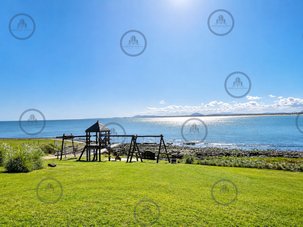 Apartamento ID.2462 - Excelente y amplio departamento duplex en venta de 3 dormitorios mas dependencia con parrillero, Punta Ballena