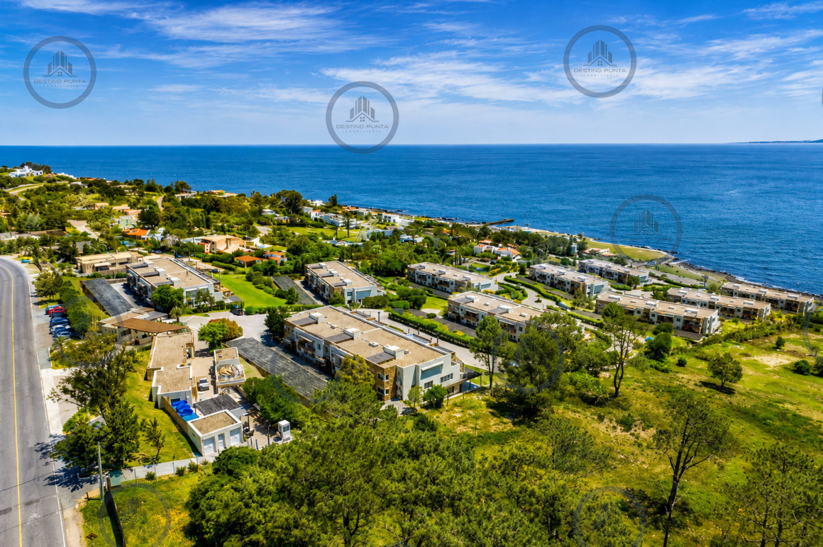 Apartamento ID.2462 - Excelente y amplio departamento duplex en venta de 3 dormitorios mas dependencia con parrillero, Punta Ballena