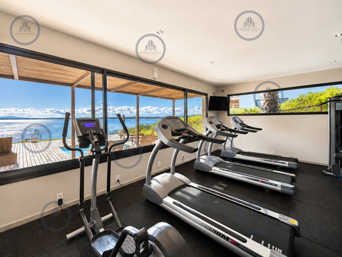 Apartamento ID.2462 - Excelente y amplio departamento duplex en venta de 3 dormitorios mas dependencia con parrillero, Punta Ballena