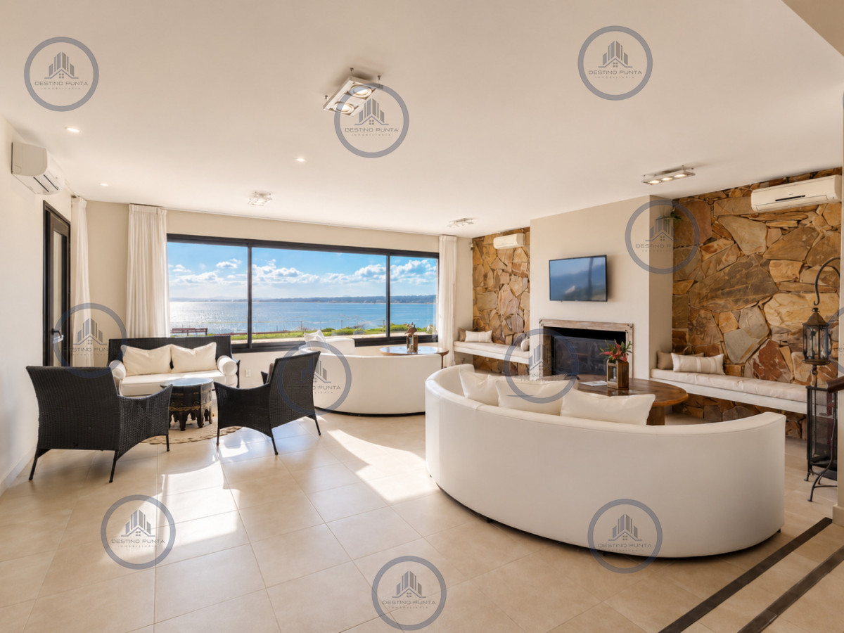 Apartamento ID.2462 - Excelente y amplio departamento duplex en venta de 3 dormitorios mas dependencia con parrillero, Punta Ballena