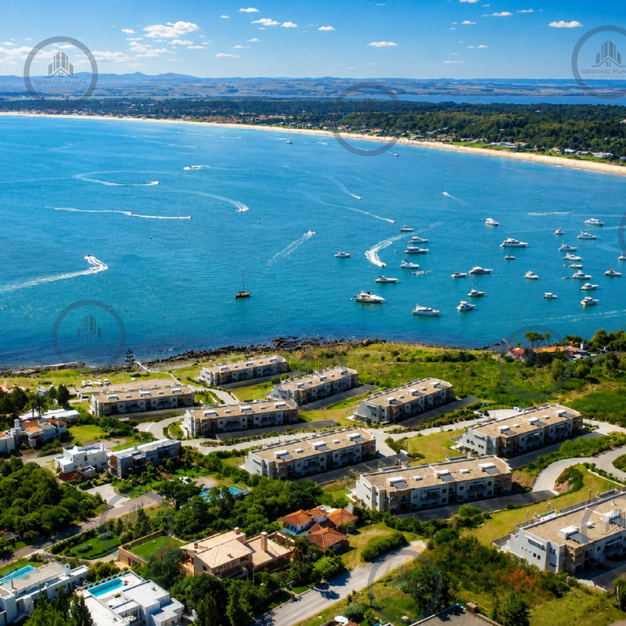 Apartamento ID.2462 - Excelente y amplio departamento duplex en venta de 3 dormitorios mas dependencia con parrillero, Punta Ballena