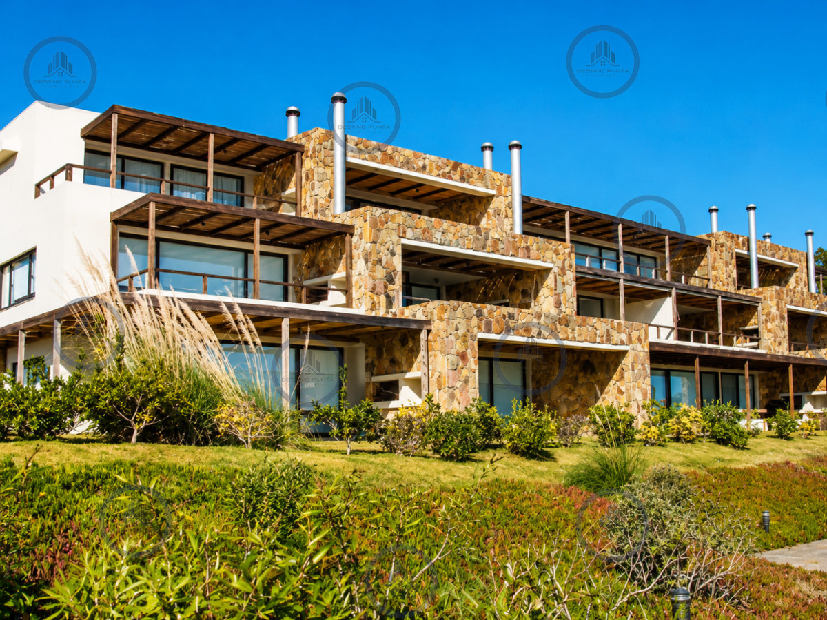 Apartamento ID.2462 - Excelente y amplio departamento duplex en venta de 3 dormitorios mas dependencia con parrillero, Punta Ballena