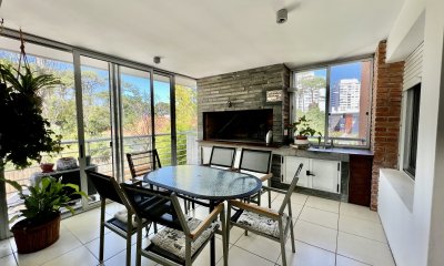 Venta apartamento 3 dormitorios con parrillero de uso exclusivo, Playa Mansa