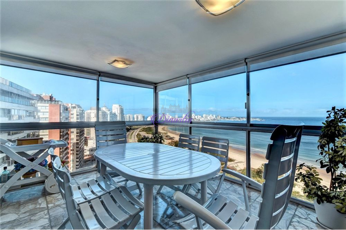 Apartamento ID.256 - Alquiler Invernal Apartamento de 3 dormitorios y dependencia en Playa Mansa, Punta del Este 