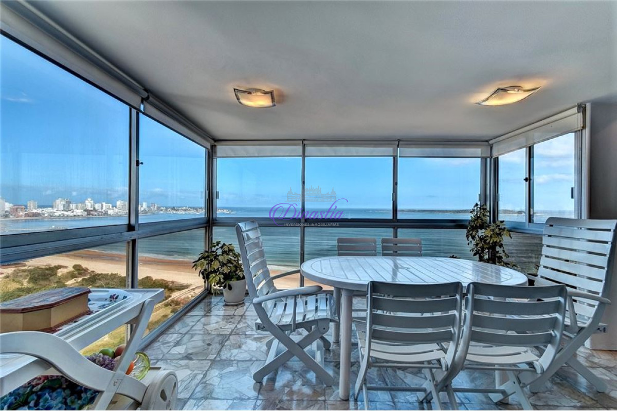 Apartamento ID.256 - Alquiler Invernal Apartamento de 3 dormitorios y dependencia en Playa Mansa, Punta del Este 