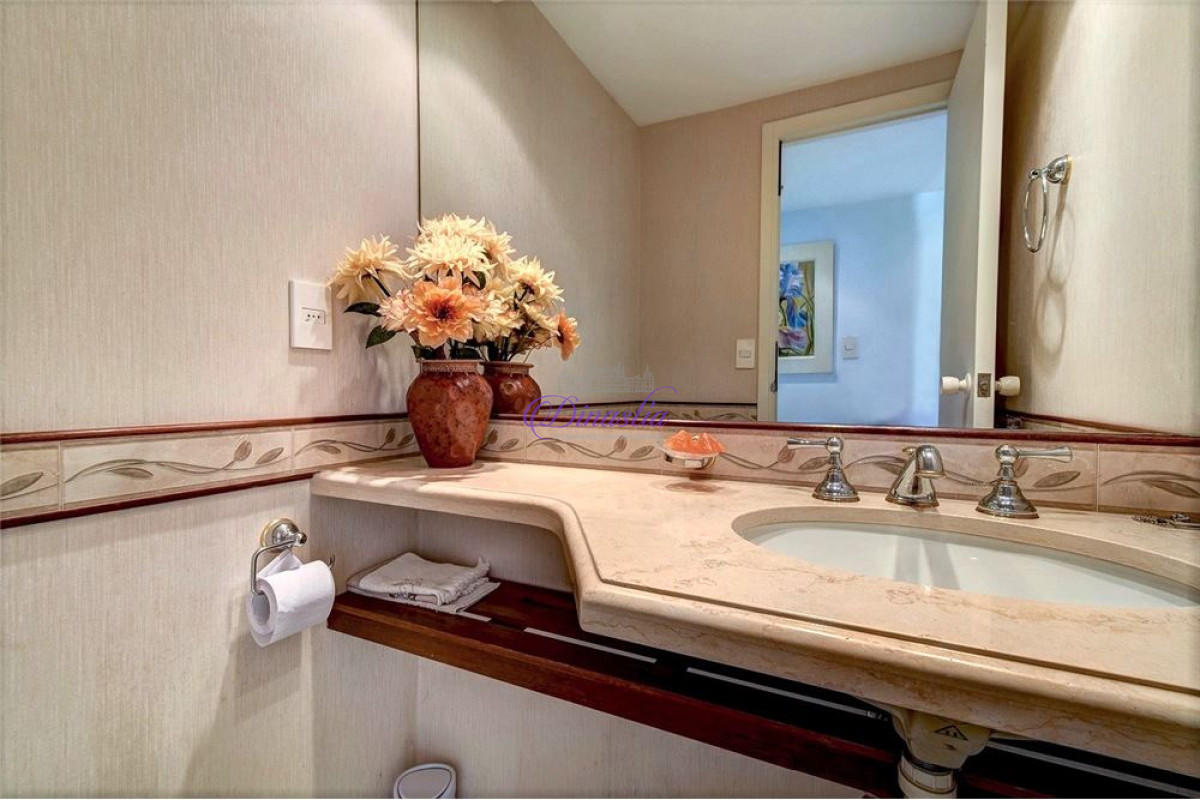 Apartamento ID.256 - Alquiler Invernal Apartamento de 3 dormitorios y dependencia en Playa Mansa, Punta del Este 