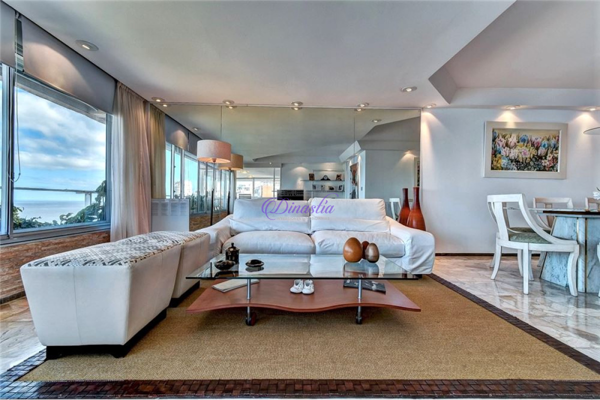 Apartamento ID.256 - Alquiler Invernal Apartamento de 3 dormitorios y dependencia en Playa Mansa, Punta del Este 