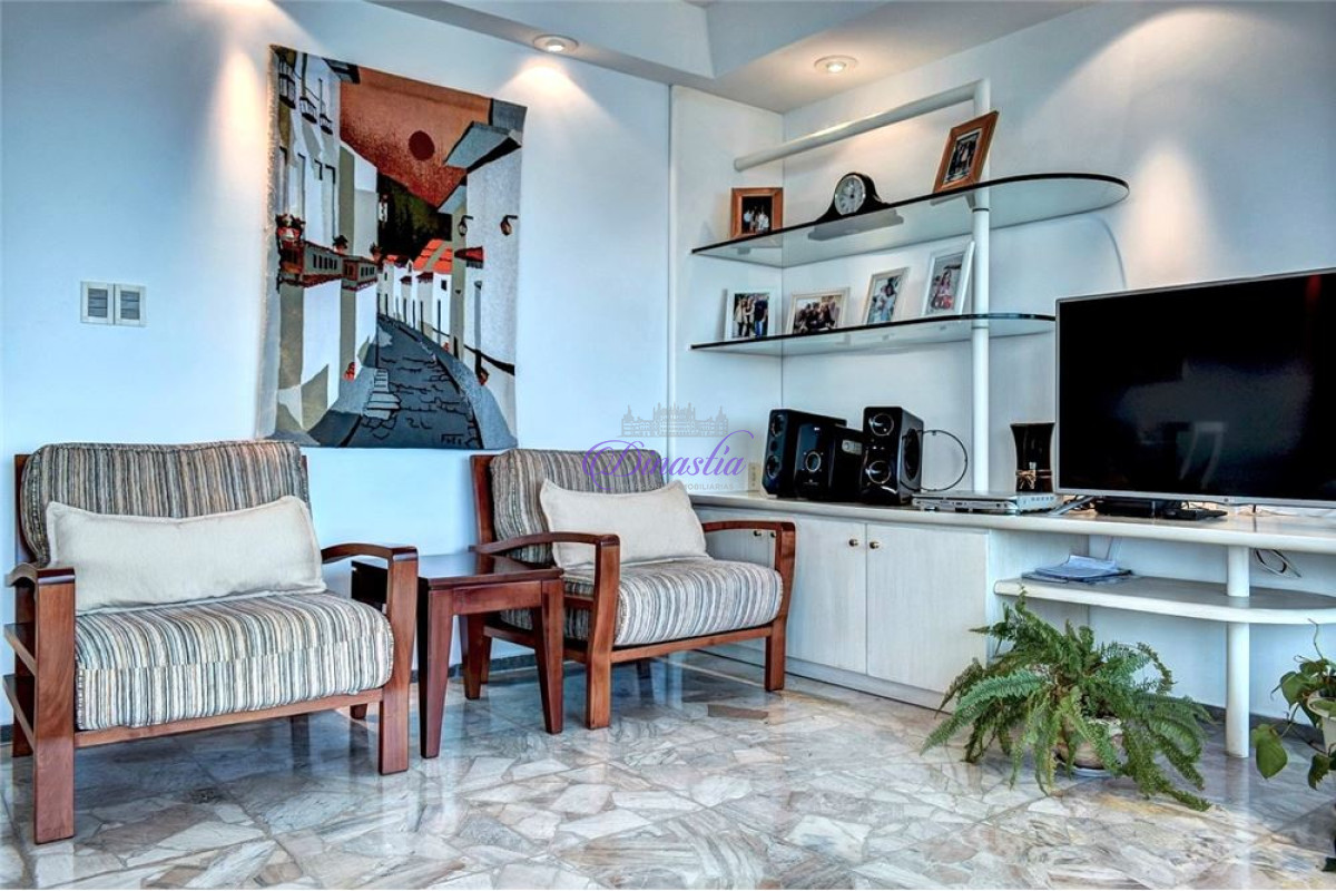 Apartamento ID.256 - Alquiler Invernal Apartamento de 3 dormitorios y dependencia en Playa Mansa, Punta del Este 