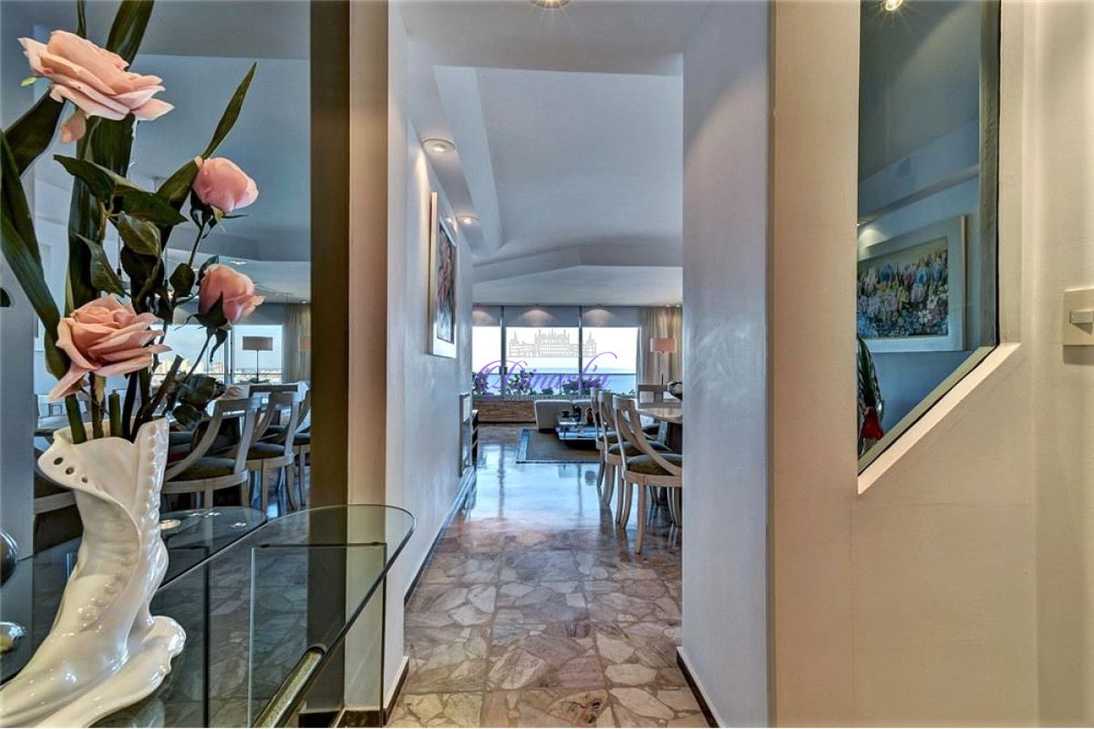 Apartamento ID.256 - Alquiler Invernal Apartamento de 3 dormitorios y dependencia en Playa Mansa, Punta del Este 