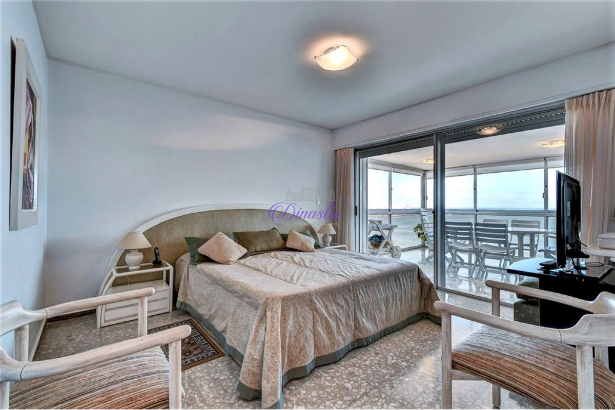Apartamento ID.256 - Alquiler Invernal Apartamento de 3 dormitorios y dependencia en Playa Mansa, Punta del Este 