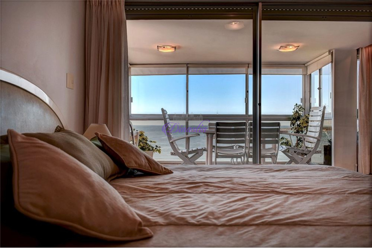 Apartamento ID.256 - Alquiler Invernal Apartamento de 3 dormitorios y dependencia en Playa Mansa, Punta del Este 