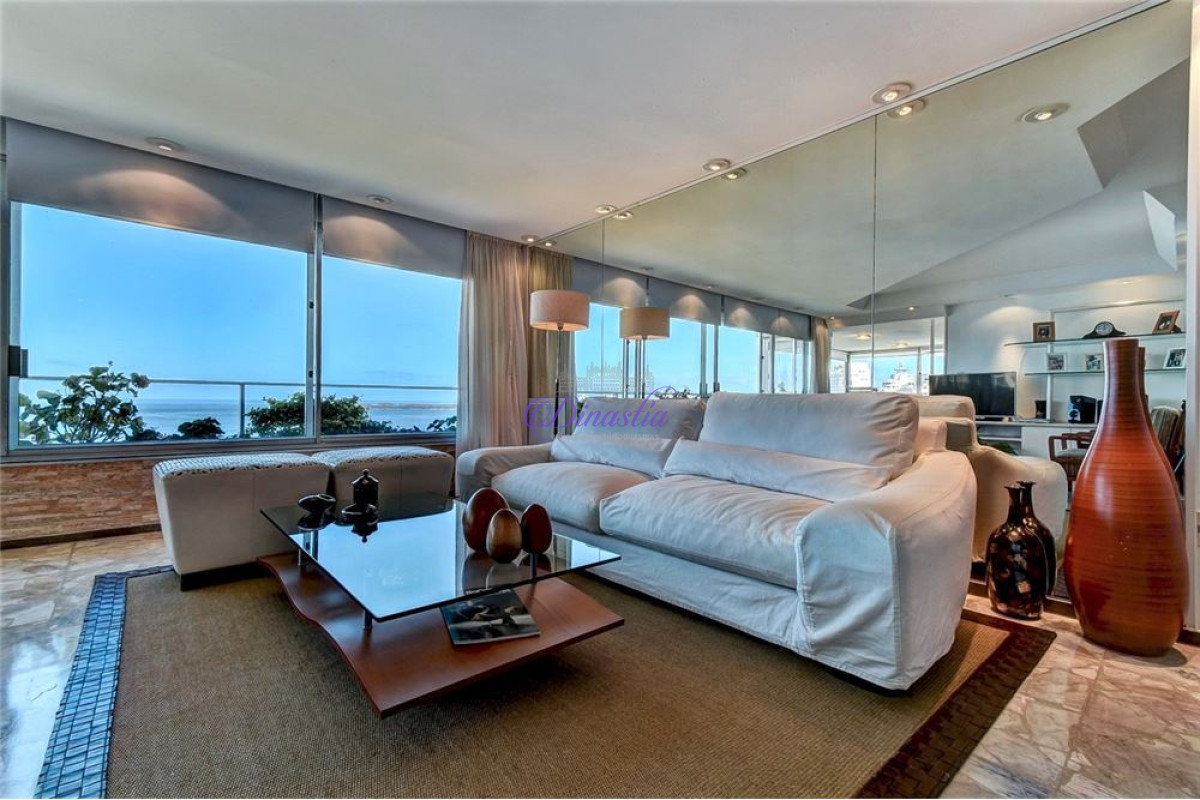 Apartamento ID.256 - Alquiler Invernal Apartamento de 3 dormitorios y dependencia en Playa Mansa, Punta del Este 