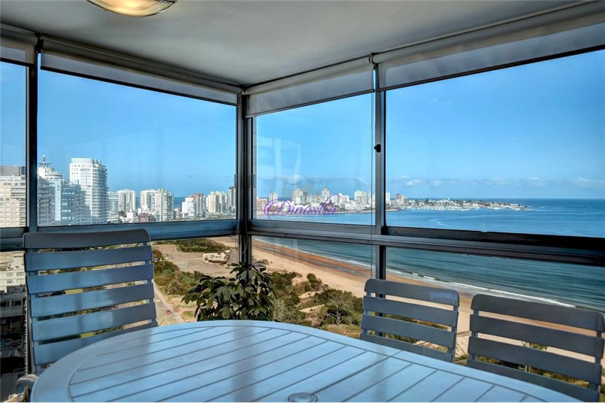 Apartamento ID.256 - Alquiler Invernal Apartamento de 3 dormitorios y dependencia en Playa Mansa, Punta del Este 
